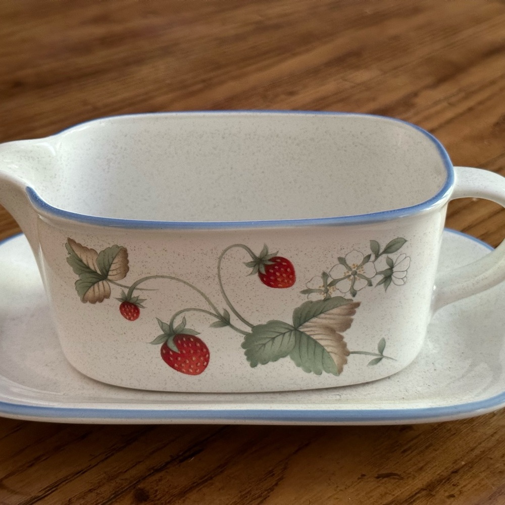 Savoir Vivre Strawberry Dish
